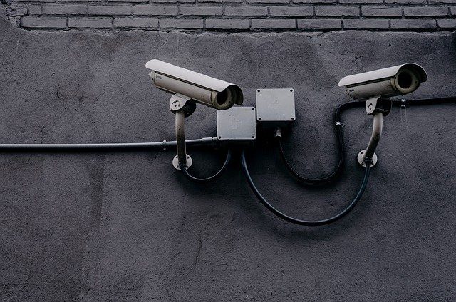 cámaras de vigilancia en una pared